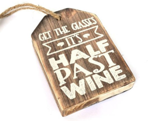 houten hanger 'half past wine'
