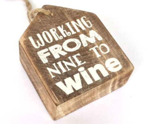 houten hanger from nine to wine